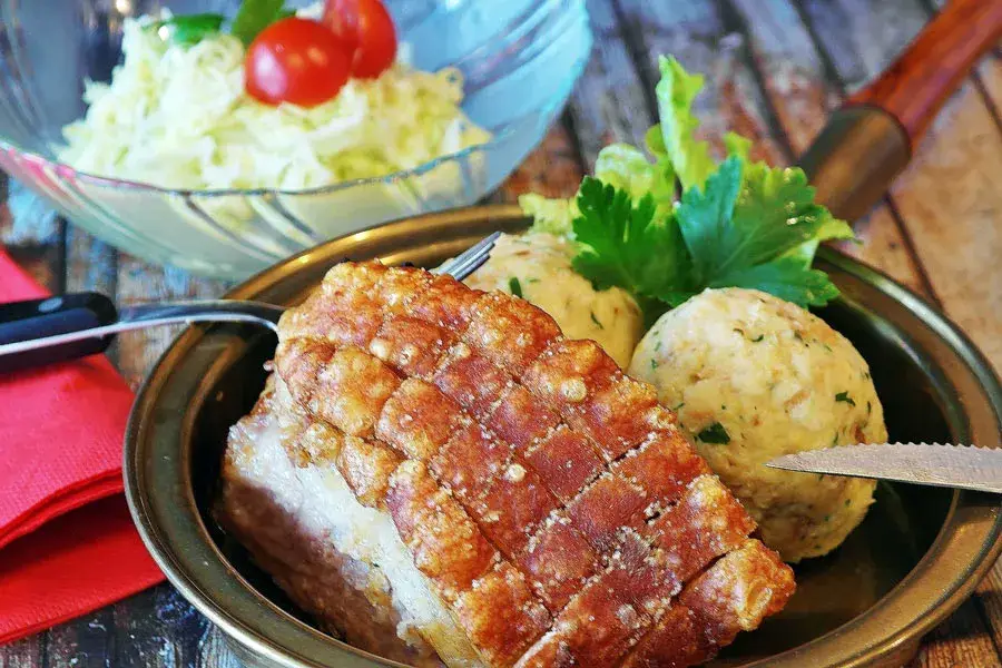 Krustenbraten mit Knödel und Krautsalat