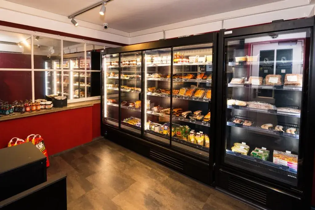 24/7 Smartshop München mit gekühlten Lebensmitteln und Wurstwaren